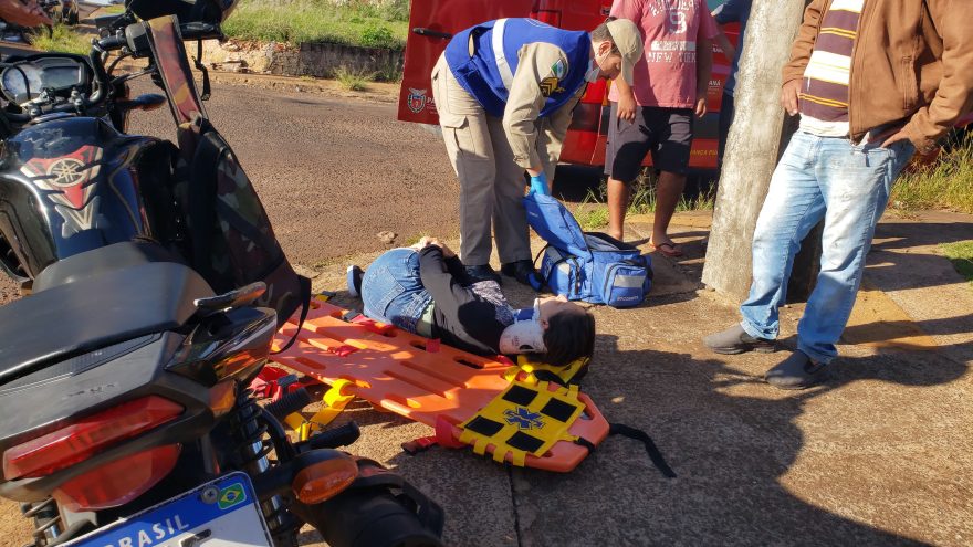 Colisão entre motos deixa mulher com lesão grave na perna, na Rua Rio da Paz