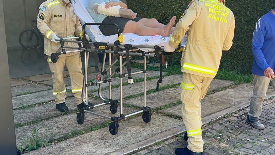 Diarista cai da escada e fratura no braço no Country