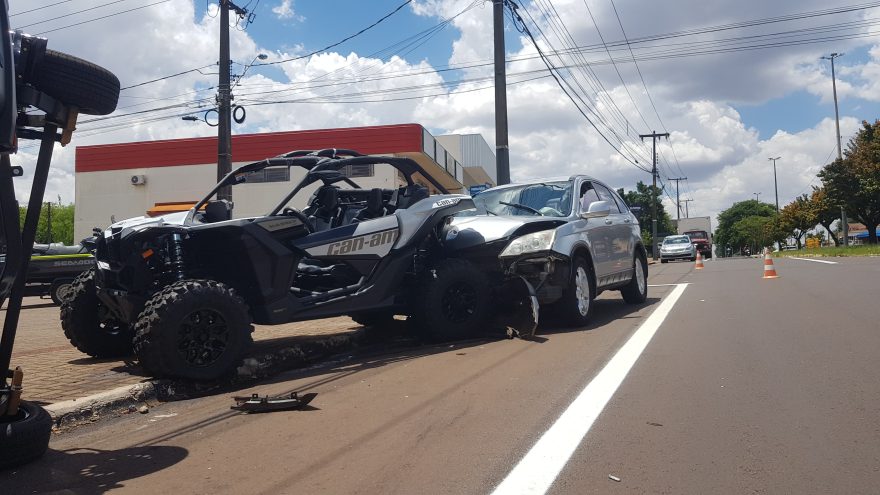 Idoso dirigindo com cilindro de oxigênio se envolve em acidente na Av. Rocha Pombo