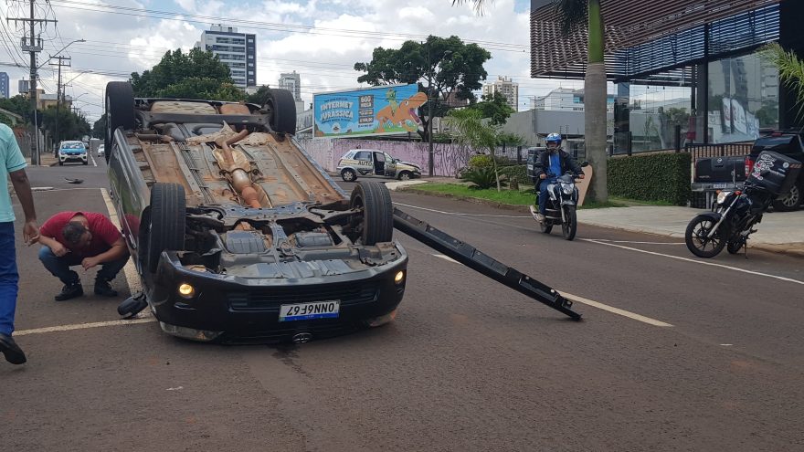 Carro de autoescola se envolve em acidente com capotamento na Rua Vitória e aluna fica ferida