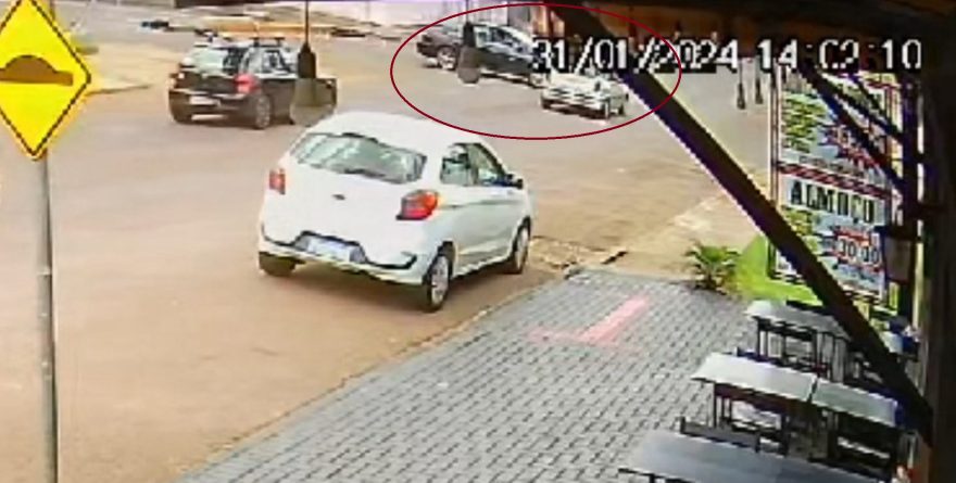Câmera flagra capotamento de Corolla após colisão com carro da Auto Escola