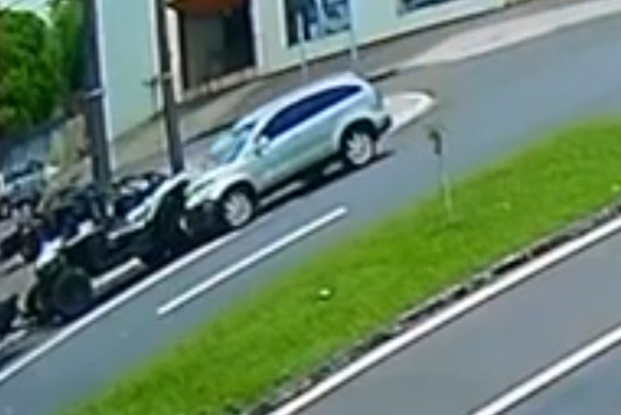 Vídeo mostra colisão entre veículos na Avenida Rocha Pombo