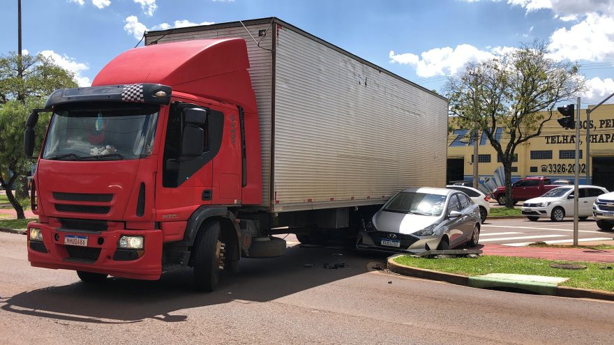 Carro e caminhão colidem no Pioneiros Catarinenses