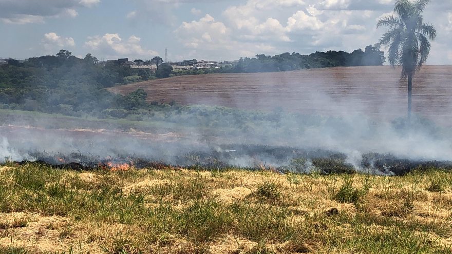 Queimada em área de vegetação é registrada no Bairro Esmeralda
