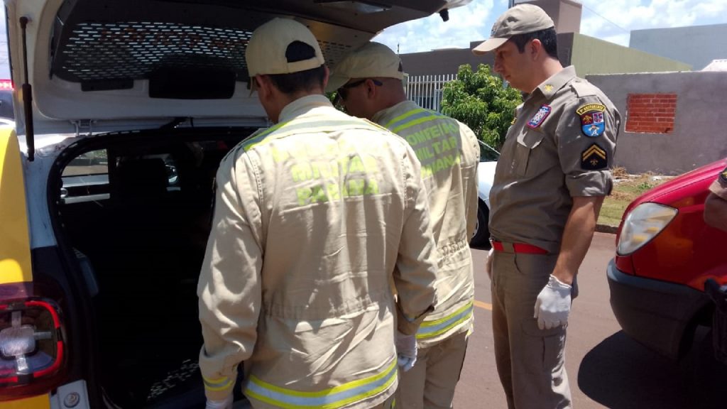 Roubo de carro dá errado e criminoso é imobilizado por populares em Foz do Iguaçu Roubo de carro dá errado e criminoso é imobilizado por populares em Foz do Iguaçu