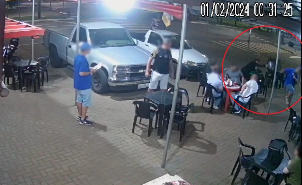 Moradora de rua agride funcionário após não gostar do “dogão” pago por cliente Moradora de rua agride funcionário após não gostar do “dogão” pago por cliente