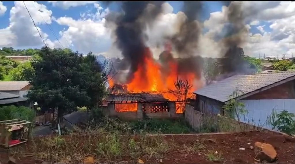 Incêndio destrói residências em Três Barras do Paraná Incêndio destrói residências em Três Barras do Paraná