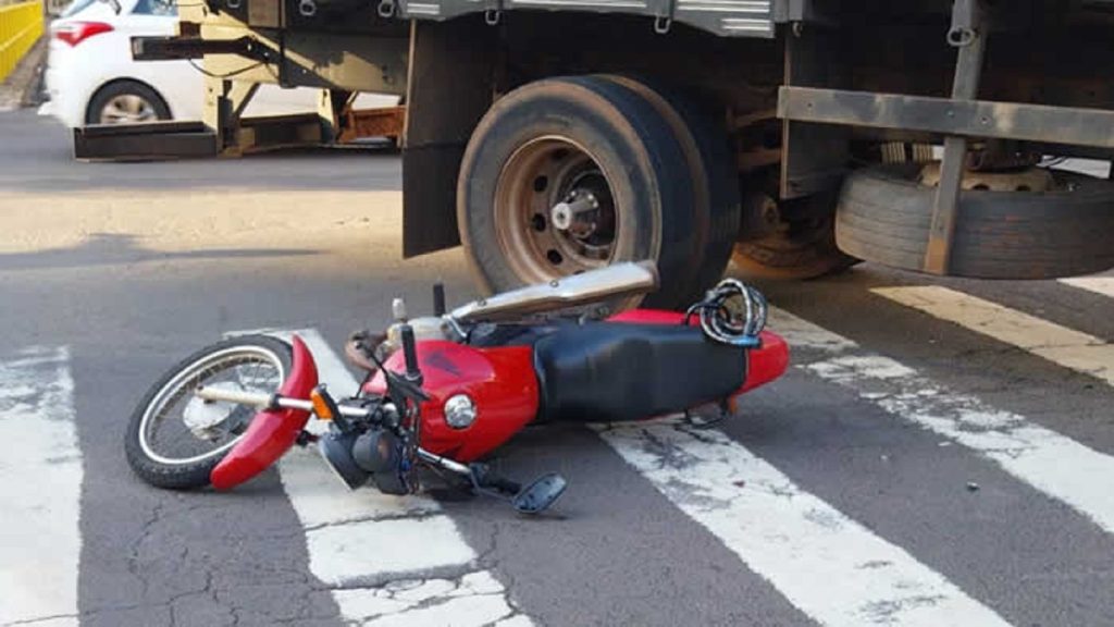 Jovem morre após ser atingido por caminhão no Centro de Londrina Jovem morre após ser atingido por caminhão no Centro de Londrina