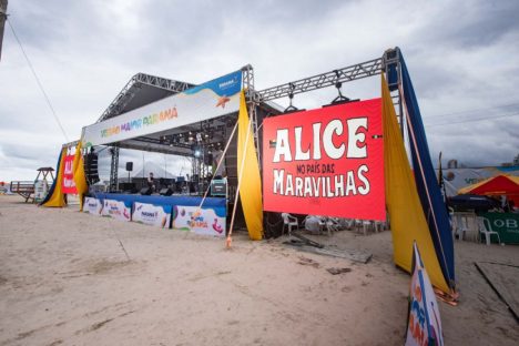 “Alice no País das Maravilhas” com trilha sonora ao vivo atrai veranistas de Matinhos