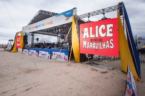“Alice no País das Maravilhas” com trilha sonora ao vivo atrai veranistas em Matinhos