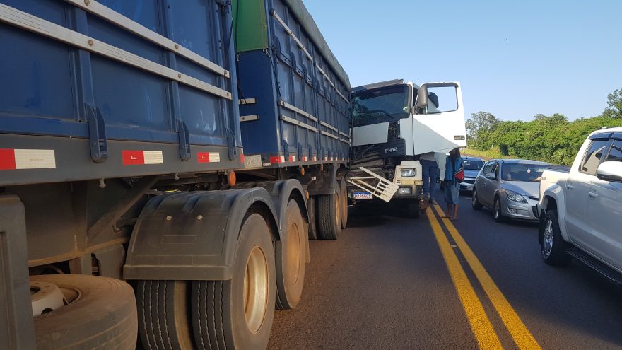 Colisão entre carretas na BR-277 deixa trânsito interditado, em Cascavel