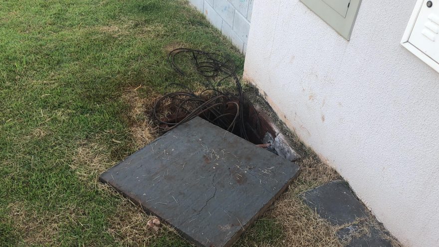 Veja local onde fios foram arrancados e furtados na Escola Juscelino Kubitscheck