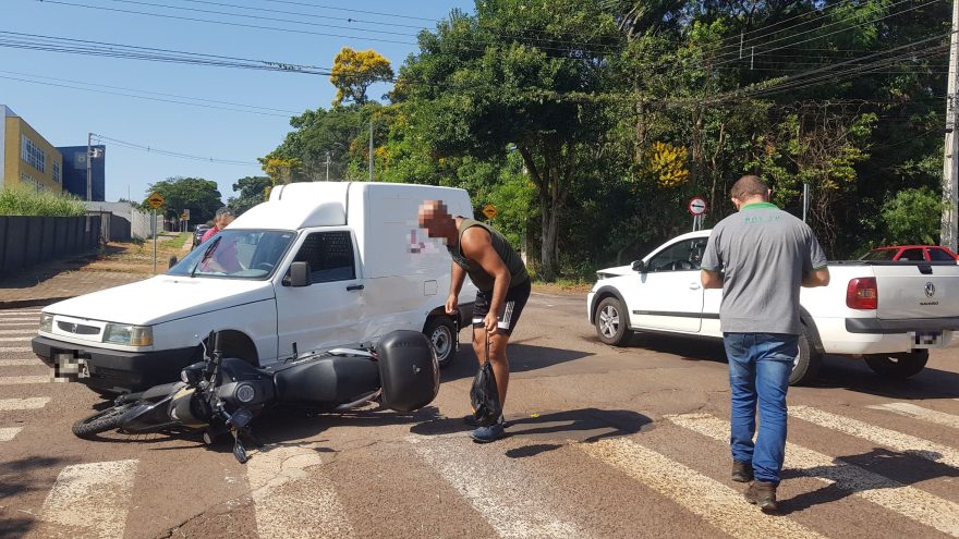 Acidente entre três veículos é registrado em cruzamento polêmico da cidade