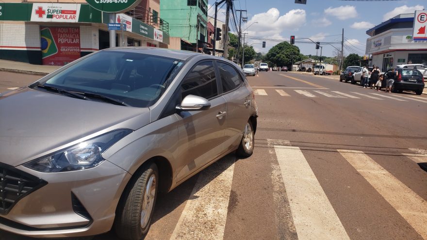 HB20 e Citroën C3 se envolvem em colisão na Rua Europa
