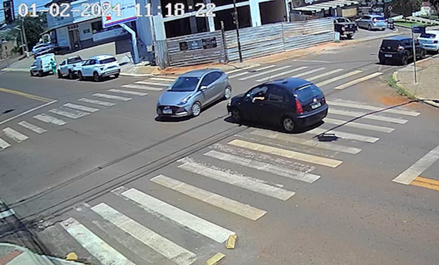 Vídeo mostra HB20 subindo via na contramão e batendo contra Citroën C3