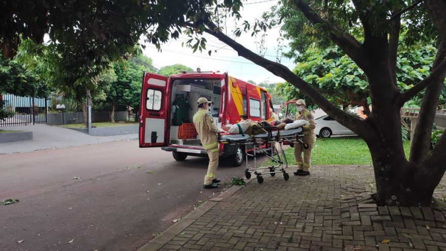 Idosa é socorrida com dores após sofrer queda em residência