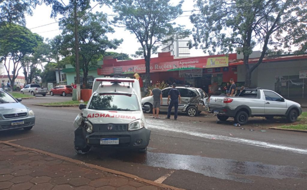 Três veículos se envolvem em acidente na Avenida Pedro Soccol, em Medianeira Três veículos se envolvem em acidente na Avenida Pedro Soccol, em Medianeira