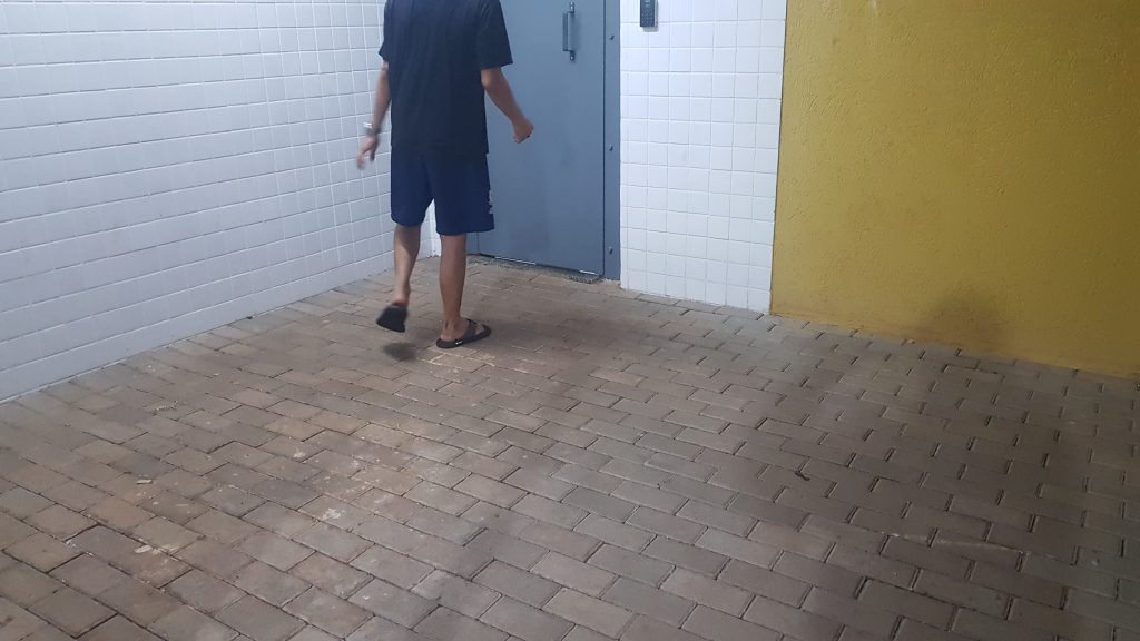 Menor é apreendido pela PM ao ser flagrado pilotando moto furtada Menor é apreendido pela PM ao ser flagrado pilotando moto furtada
