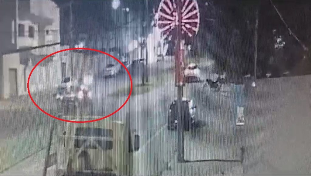 Câmera flagra forte batida entre carro e moto na Avenida Brasil Câmera flagra forte batida entre carro e moto na Avenida Brasil