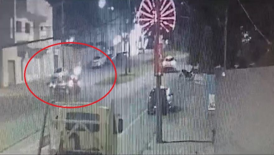 Câmera flagra forte batida entre carro e moto na Avenida Brasil