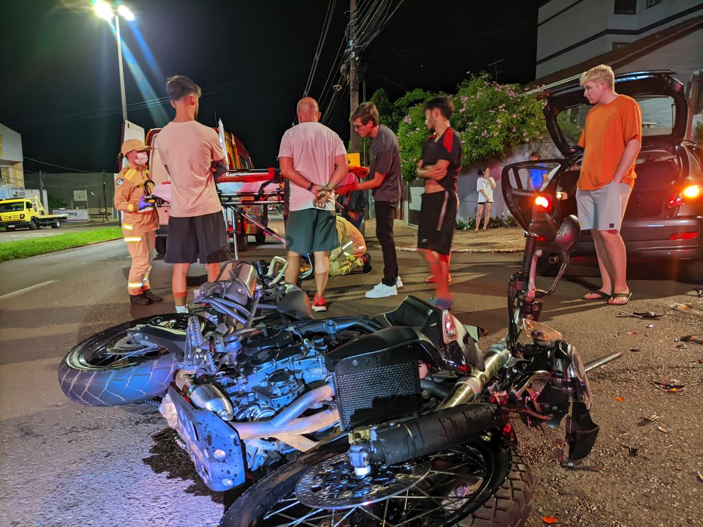 Forte batida entre carro e moto na Avenida Brasil deixa duas pessoas feridas Forte batida entre carro e moto na Avenida Brasil deixa duas pessoas feridas