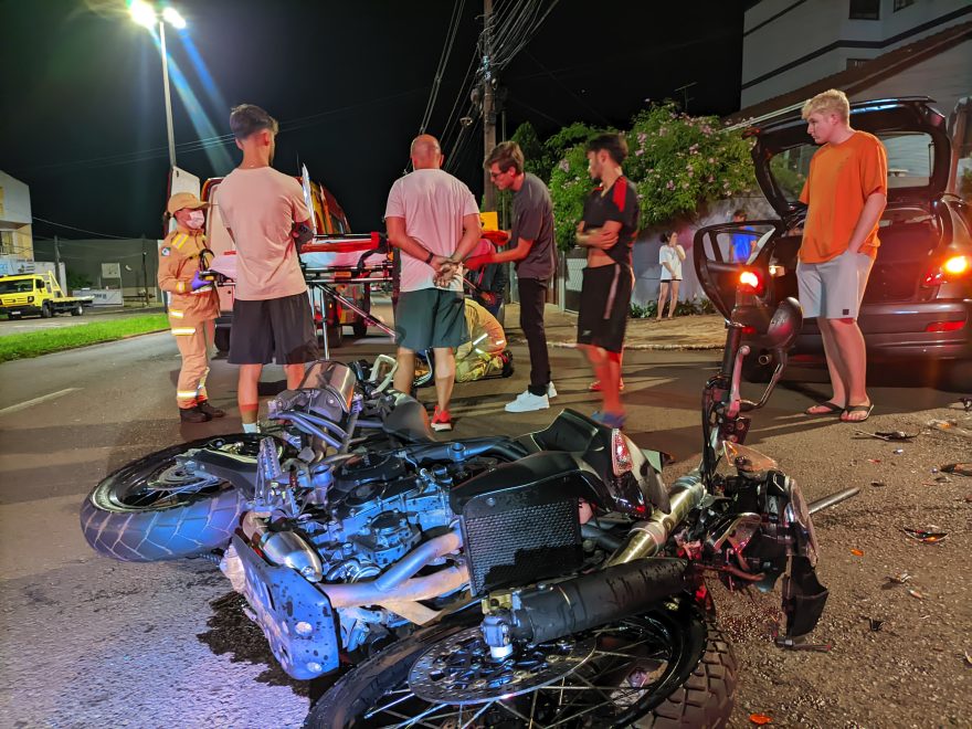Forte batida entre carro e moto na Avenida Brasil deixa duas pessoas feridas