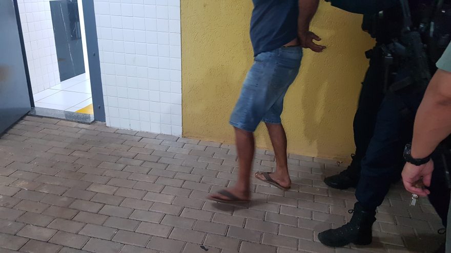 Homem é preso por agredir e ameaçar companheira com faca no Neva