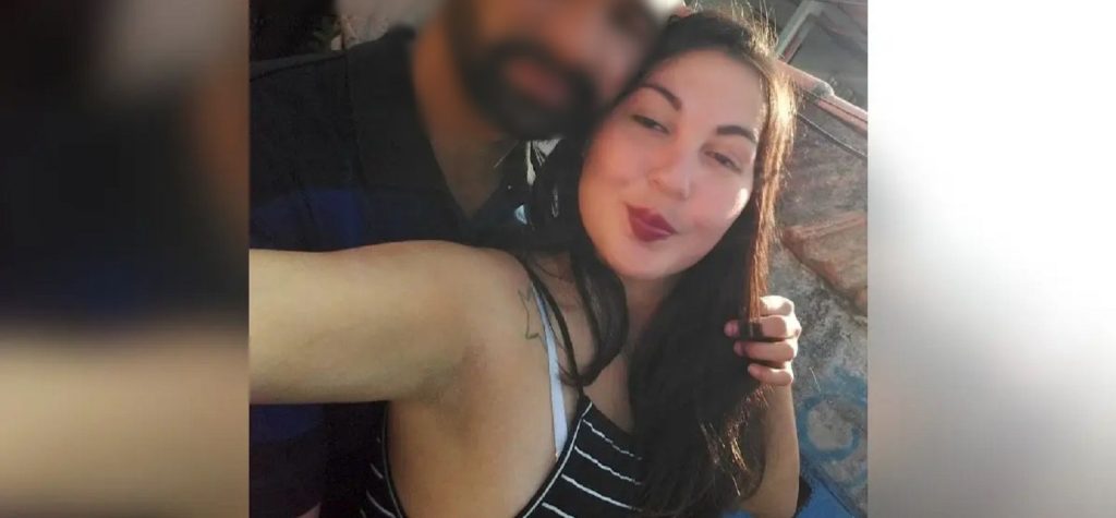 Homem é preso suspeito de espancar a esposa até a morte com uma vassoura Homem é preso suspeito de espancar a esposa até a morte com uma vassoura