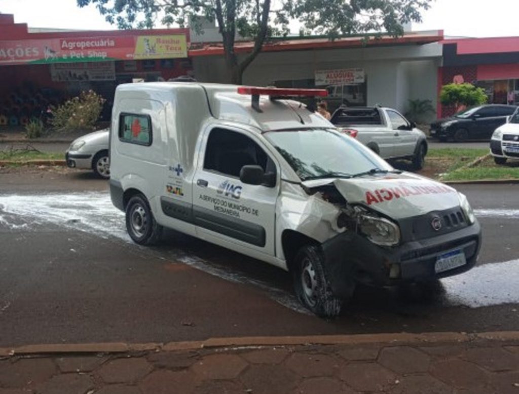 Ambulância e dois carros se envolvem em acidente em Medianeira Ambulância e dois carros se envolvem em acidente em Medianeira