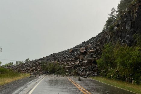 Com detonações de rocha frequentes, obra na PR-170 em Pinhão tem restrições de tráfego