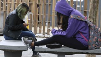 Prefeitura do Rio proíbe uso de celulares em sala de aula e no recreio