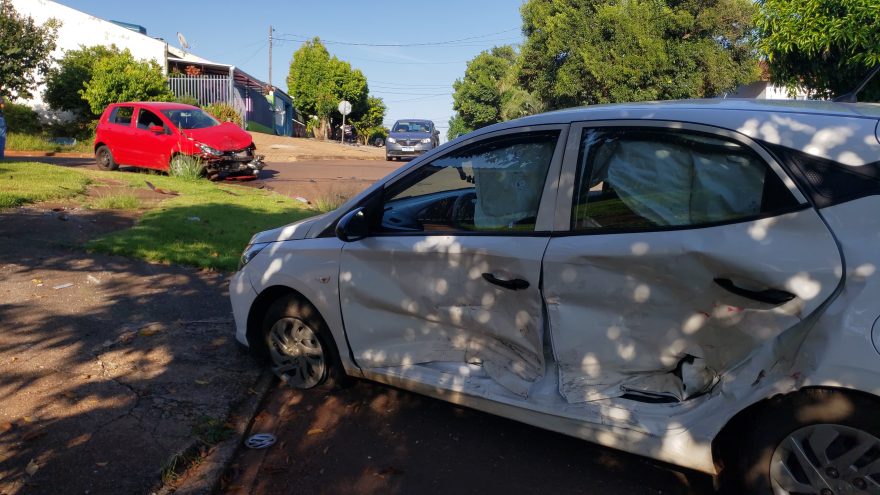 Violenta colisão entre carros deixa mulher grávida ferida no Jardim Clarito