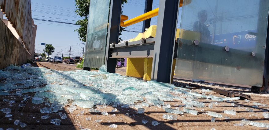 Carro danifica ponto de ônibus após sair da via, subir à calçada e bater contra a estrutura