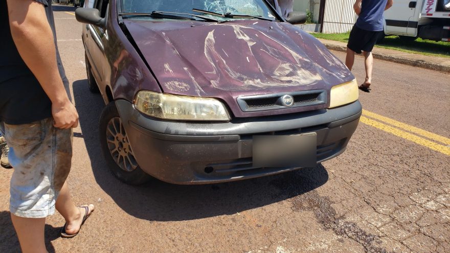 Retroescavadeira colide contra carro na Rua da Colonização