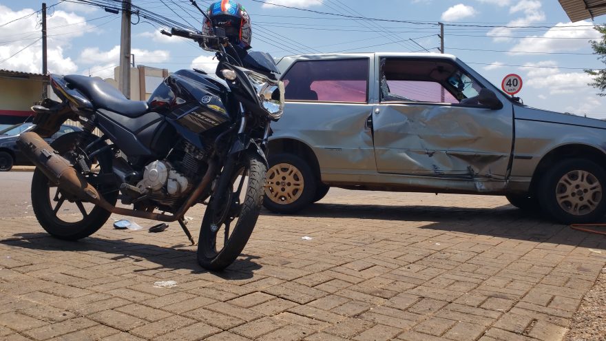 Porta de carro e dianteira de moto ficam destruídas em acidente no Bairro Tarumã