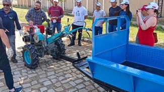 Parceria testa máquinas chinesas para agricultura familiar no RN