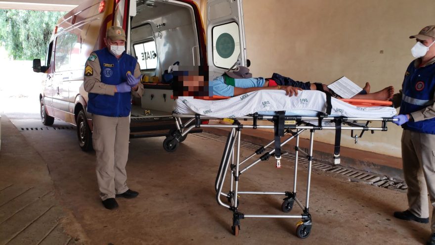 Jovem é socorrido pelo Siate após ser agredido com tacadas