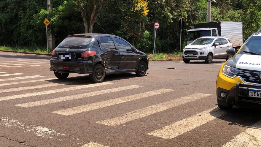 Outro acidente, mesmo cruzamento: Peugeot e Sorento ficam danificados