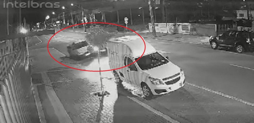 Internauta procura motorista que colidiu contra veículo estacionado