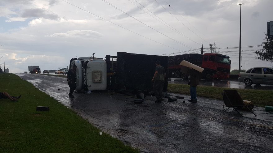 Caminhão tomba às margens da BR-277 e deixa três homens feridos