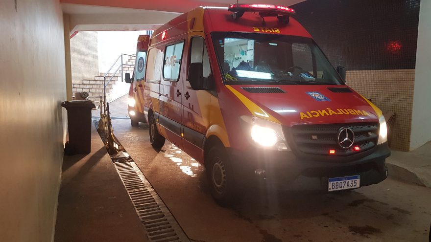 Mulher é socorrida pelo Siate após cair de moto na Rua Visconde de Guarapuava