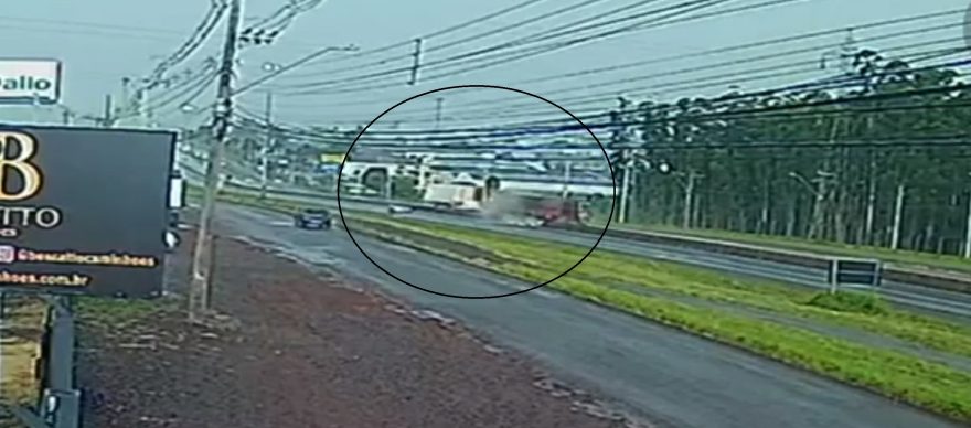 Câmera registra momento em que caminhão tomba em acidente na BR-277 em Cascavel