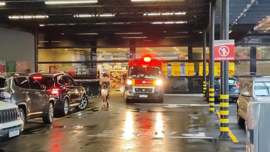 Mulher fica ferida ao sofrer queda no Centro