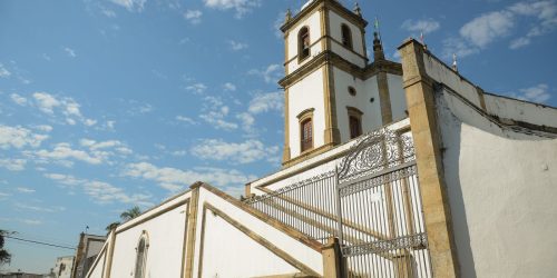 Imagem referente a Brasil tem mais estabelecimentos religiosos que escolas e hospitais