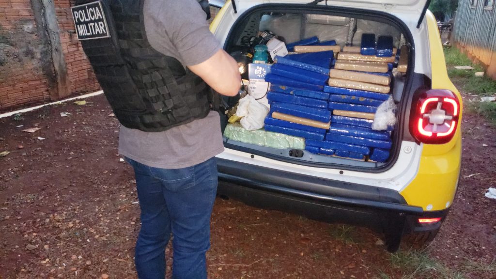 Polícia Militar realiza apreensão de drogas e detém rapaz no Bairro Santa Felicidade Polícia Militar realiza apreensão de drogas e detém rapaz no Bairro Santa Felicidade