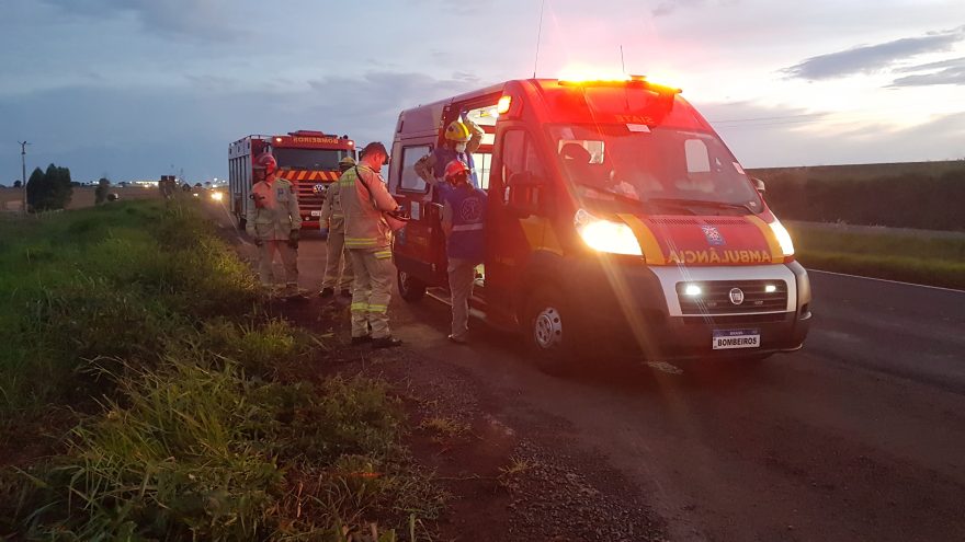 Susto na estrada: carro ultrapassa carreta, motorista se assusta e sai da pista