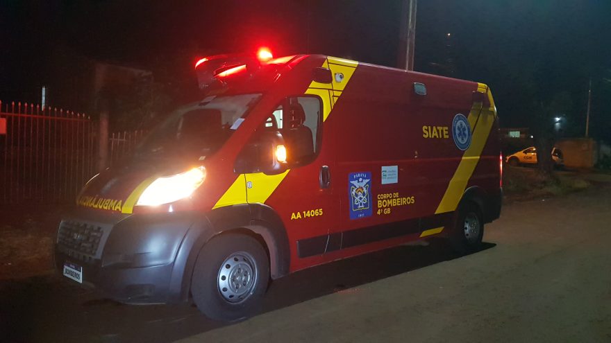 Homem é socorrido pelo Siate após cair de moto na Avenida Papagaios