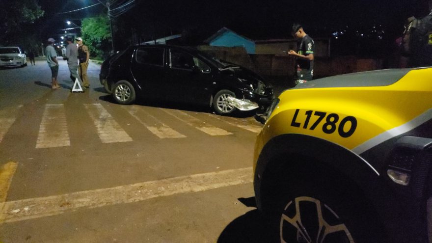 Gol e Peugeot se envolvem em acidente na Rua Suécia, no Bairro Cascavel Velho