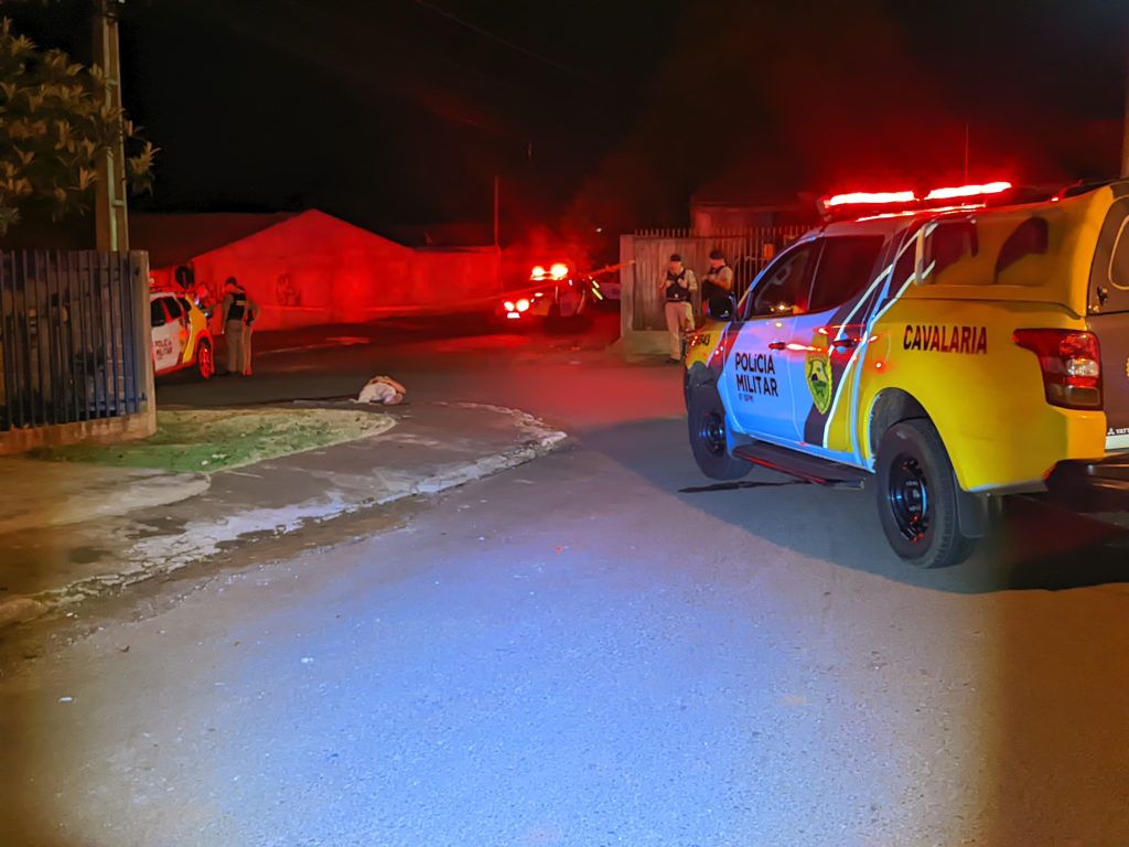 Homem é executado com vários tiros na cabeça no Parque dos Ipês Homem é executado com vários tiros na cabeça no Parque dos Ipês