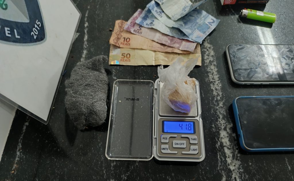 Adolescentes são detidos em posse de crack no Centro de Cascavel Adolescentes são detidos em posse de crack no Centro de Cascavel